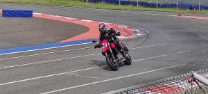 Okruhové testování Hypermotard 698 Mono